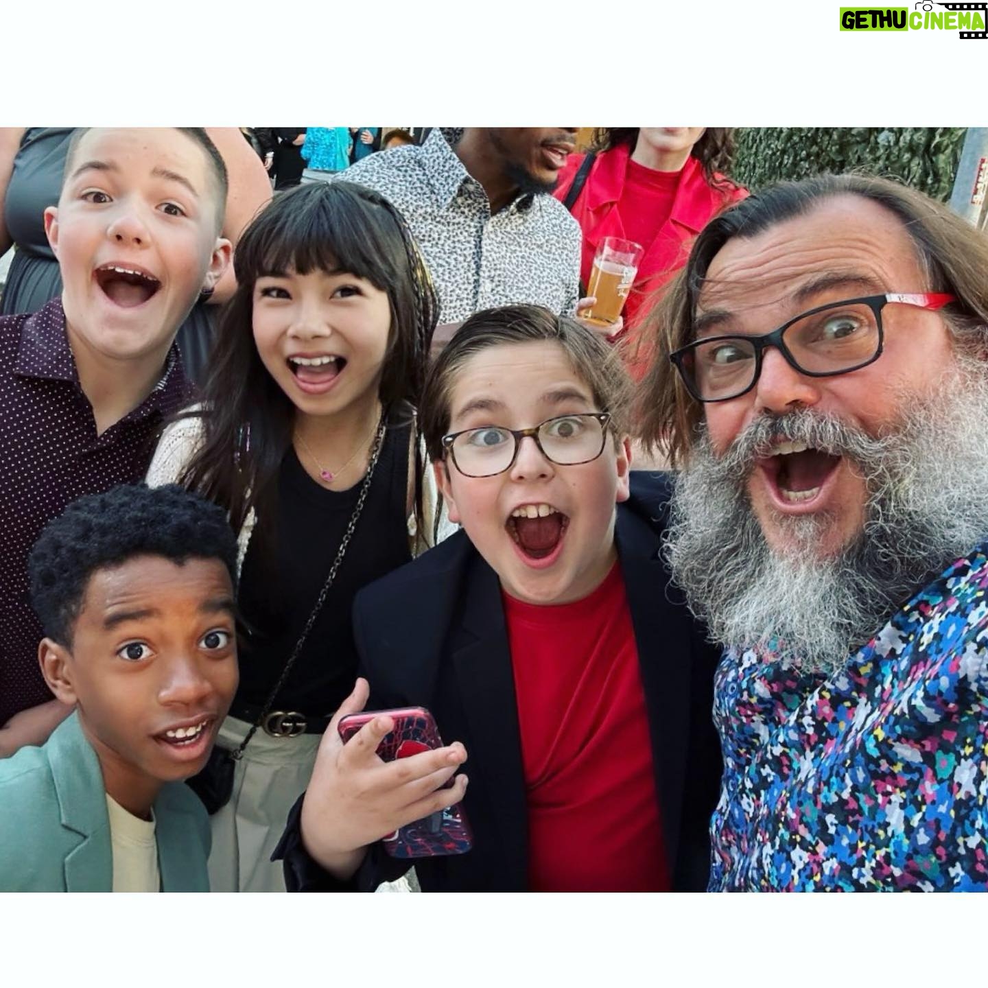 Kai Cech - 1.6K Likes - Only the most wonderful adventures⦠make saying goodbye so tough. Iāll never ever forget this adventure! Love you all! #dearsanta #jackblack #farrellybrothers #thatsawrap š„²š
š¼š