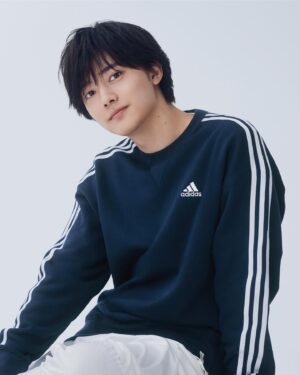 Kaito Sakurai Instagram - “スウェットの生地は厚みがあるけどすごく柔らかくて、着てみたら包まれるような感じがしました。”
#櫻井海音

ESSENTIALS PLUSで、これまでにない着心地を。
#adidasSportswear