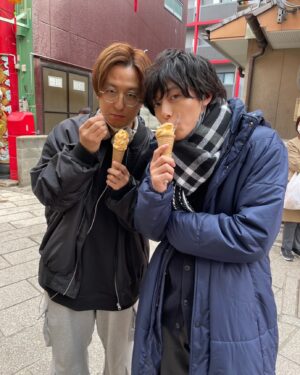 Kaito Sakurai Instagram - WOWOW『アオハライド』Season2

本日最終話です。
11時から！

是非是非よろしくお願いします🥰

木村監督との2ショット。
木村さんの奢りで食べてるソフト。
長崎です。
#アオハライドseason2 
#wowow