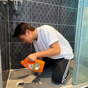 Kaki Sham Instagram - 今日拍完嘢返屋企，老婆突然喺浴室大叫，以為發生咩事，啊～原來沖涼房去水位塞咗，我即刻倒「威猛先生浴室強力通渠啫喱」落去渠位同埋洗手盆去水位，只係5分鐘就開始見到通番晒！果然超快速將喉管內塞咗好耐嘅頭髮、肥皂殘留物溶解哂！加埋超正嘅啫喱配方，可穿過積水，直接去到堵塞位置，唔使預先去除積水，慳返好多工夫！超方便！
 
之後又俾我發現廚房有陣陣異味，原來又係渠位出事！鋅盆水管俾平時煮食嘅廚房油脂、食物殘渣塞住，繼而發出臭味，於是我用另一支廚房專用嘅「威猛先生廚房強力通渠啫喱」，15分鐘即可KO堵塞！真係好Magic呀！

威猛先生果然係通渠專家，超速效攪掂浴室、廚房嘅喉管堵塞，話咁快暢通晒，仲唔洗急call 通渠師傅添，老婆開心我就開心啦～
 
#威猛先生 #通渠專家 #頭髮堵塞 #超速效通渠 #5分鐘通渠 #浴室強力通渠啫喱 #廚房強力通渠啫喱 #英國及歐洲銷量第一 #廚房油脂淤塞