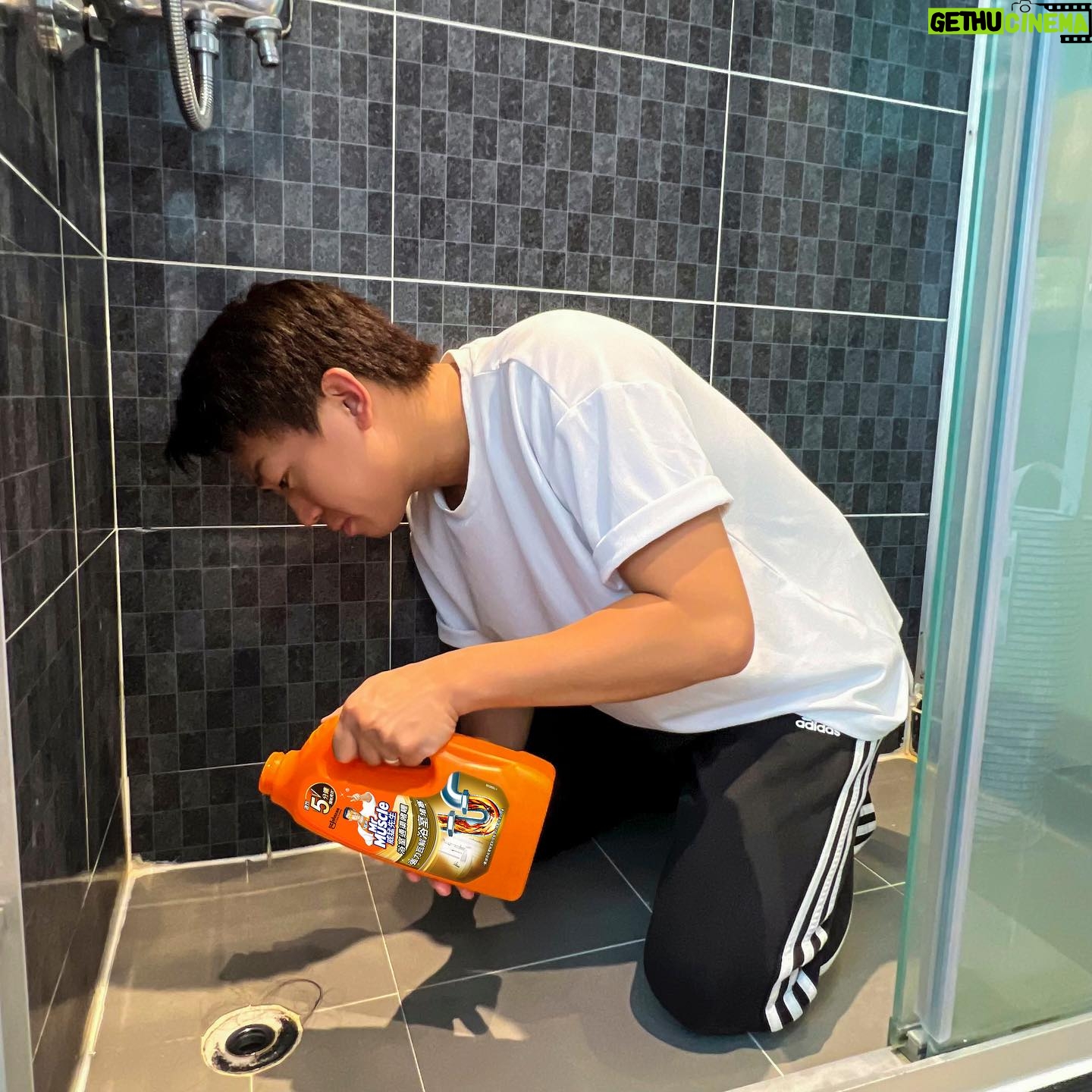 Kaki Sham - 7.2K Likes - 今日拍完嘢返屋企,老婆突然喺浴室大叫,以為發生咩事,啊~原來沖涼房去水位塞咗,我即刻倒「威猛先生浴室強力通渠啫喱」落去渠位同埋洗手盆去水位,只係5分鐘就開始見到通番晒!果然超快速將喉管內塞咗好耐嘅頭髮、肥皂殘留物溶解哂!加埋超正嘅啫喱配方,可穿過積水,直接去到堵塞位置,唔使預先去除積水,慳返好多工夫!超方便!
之後又俾我發現廚房有陣陣異味,原來又係渠位出事!鋅盆水管俾平時煮食嘅廚房油脂、食物殘渣塞住,繼而發出臭味,於是我用另一支廚房專用嘅「威猛先生廚房強力通渠啫喱」,15分鐘即可KO堵塞!真係好Magic呀!
威猛先生果然係通渠專家,超速效攪掂浴室、廚房嘅喉管堵塞,話咁快暢通晒,仲唔洗急call 通渠師傅添,老婆開心我就開心啦~
#威猛先生 #通渠專家 #頭髮堵塞 #超速效通渠 #5分鐘通渠 #浴室強力通渠啫喱 #廚房強力通渠啫喱 #英國及歐洲銷量第一 #廚房油脂淤塞