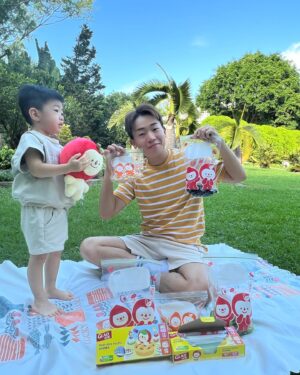 Kaki Sham Instagram - 帶臻臻去野餐威威🧺，當然要準備好食物，如果有一個又靚又好用嘅密實袋裝食物，小朋友見到都開心啲啦😆！
 
😍😍呢款全新佳能 X AVOFRIENDS™️孖裝密實袋勁得意，啱晒😎！袋上面印有超可愛嘅AVOFRIENDS™️公仔圖案，可愛度爆燈🎉，連臻臻都不停話好得意🥰 
 
而且一盒已經有齊2種尺寸，裝細細餅乾仔又得🍪裝大份啲麵包三文治都得🥪夠晒方便！
 
密實袋仲有黃加藍變綠封口，夠晒密實，帶出街都可以keep住食物新鮮💦！
 
呢款袋型仲加闊咗底部，容量大增🆙🆙，可以站立存放，啱晒裝啲細細粒食物！
 
呢款密實袋除咗有得用仲有得玩！Scan埋袋身嘅QR code，就可以玩到得意IG Filter ，召喚一眾密實小夥伴出嚟打卡，睇下臻臻影得幾開心📸！
 
由即日起至10月22日，喺HKTVMALL選購佳能 X AVOFRIENDS™️孖裝密實袋系列，即可享 最少85 折優惠添！唔講咁多，我地開餐先喇！
👉🏼 https://bit.ly/GLADAVOpouchbag

@glad_hk 
#GladHK #佳能 #avofriends #avofriendsasia #佳能站立密實袋 #混合孖裝 #黃加藍變綠 #夠密實鮮好JOY #密實小伙伴 #外出必備 #新產品