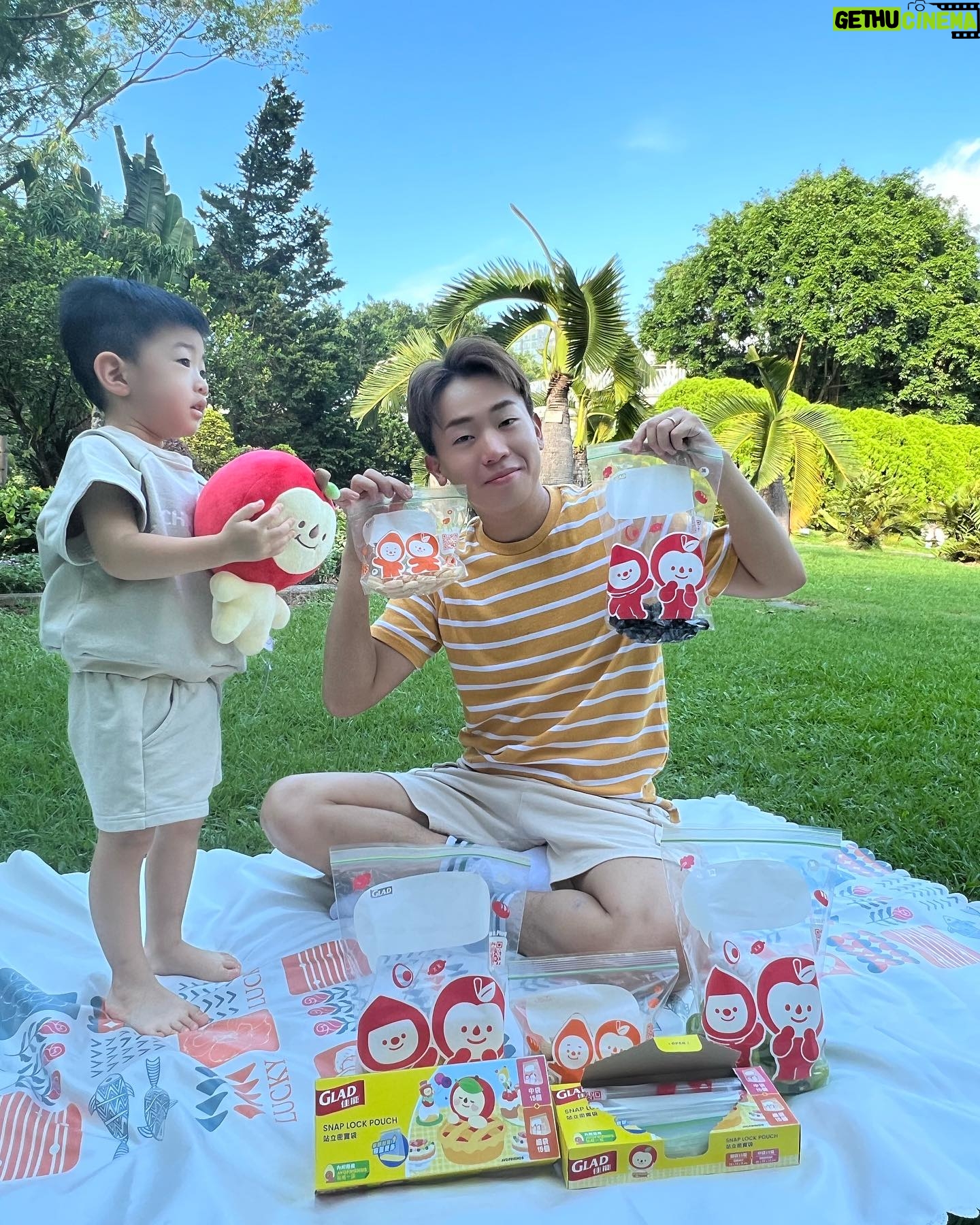 Kaki Sham - 6K Likes - 帶臻臻去野餐威威🧺,當然要準備好食物,如果有一個又靚又好用嘅密實袋裝食物,小朋友見到都開心啲啦😆!
😍😍呢款全新佳能 X AVOFRIENDS™️孖裝密實袋勁得意,啱晒😎!袋上面印有超可愛嘅AVOFRIENDS™️公仔圖案,可愛度爆燈🎉,連臻臻都不停話好得意🥰
而且一盒已經有齊2種尺寸,裝細細餅乾仔又得🍪裝大份啲麵包三文治都得🥪夠晒方便!
密實袋仲有黃加藍變綠封口,夠晒密實,帶出街都可以keep住食物新鮮💦!
呢款袋型仲加闊咗底部,容量大增🆙🆙,可以站立存放,啱晒裝啲細細粒食物!
呢款密實袋除咗有得用仲有得玩!Scan埋袋身嘅QR code,就可以玩到得意IG Filter ,召喚一眾密實小夥伴出嚟打卡,睇下臻臻影得幾開心📸!
由即日起至10月22日,喺HKTVMALL選購佳能 X AVOFRIENDS™️孖裝密實袋系列,即可享 最少85 折優惠添!唔講咁多,我地開餐先喇!
👉🏼 https://bit.ly/GLADAVOpouchbag
@glad_hk
#GladHK #佳能 #avofriends #avofriendsasia #佳能站立密實袋 #混合孖裝 #黃加藍變綠 #夠密實鮮好JOY #密實小伙伴 #外出必備 #新產品