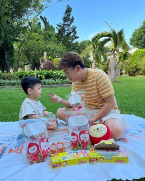 Kaki Sham Instagram - 帶臻臻去野餐威威🧺，當然要準備好食物，如果有一個又靚又好用嘅密實袋裝食物，小朋友見到都開心啲啦😆！
 
😍😍呢款全新佳能 X AVOFRIENDS™️孖裝密實袋勁得意，啱晒😎！袋上面印有超可愛嘅AVOFRIENDS™️公仔圖案，可愛度爆燈🎉，連臻臻都不停話好得意🥰 
 
而且一盒已經有齊2種尺寸，裝細細餅乾仔又得🍪裝大份啲麵包三文治都得🥪夠晒方便！
 
密實袋仲有黃加藍變綠封口，夠晒密實，帶出街都可以keep住食物新鮮💦！
 
呢款袋型仲加闊咗底部，容量大增🆙🆙，可以站立存放，啱晒裝啲細細粒食物！
 
呢款密實袋除咗有得用仲有得玩！Scan埋袋身嘅QR code，就可以玩到得意IG Filter ，召喚一眾密實小夥伴出嚟打卡，睇下臻臻影得幾開心📸！
 
由即日起至10月22日，喺HKTVMALL選購佳能 X AVOFRIENDS™️孖裝密實袋系列，即可享 最少85 折優惠添！唔講咁多，我地開餐先喇！
👉🏼 https://bit.ly/GLADAVOpouchbag

@glad_hk 
#GladHK #佳能 #avofriends #avofriendsasia #佳能站立密實袋 #混合孖裝 #黃加藍變綠 #夠密實鮮好JOY #密實小伙伴 #外出必備 #新產品