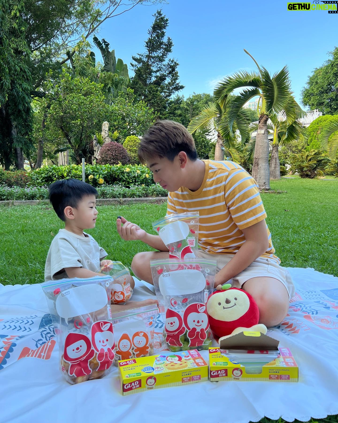Kaki Sham - 6K Likes - 帶臻臻去野餐威威🧺,當然要準備好食物,如果有一個又靚又好用嘅密實袋裝食物,小朋友見到都開心啲啦😆!
😍😍呢款全新佳能 X AVOFRIENDS™️孖裝密實袋勁得意,啱晒😎!袋上面印有超可愛嘅AVOFRIENDS™️公仔圖案,可愛度爆燈🎉,連臻臻都不停話好得意🥰
而且一盒已經有齊2種尺寸,裝細細餅乾仔又得🍪裝大份啲麵包三文治都得🥪夠晒方便!
密實袋仲有黃加藍變綠封口,夠晒密實,帶出街都可以keep住食物新鮮💦!
呢款袋型仲加闊咗底部,容量大增🆙🆙,可以站立存放,啱晒裝啲細細粒食物!
呢款密實袋除咗有得用仲有得玩!Scan埋袋身嘅QR code,就可以玩到得意IG Filter ,召喚一眾密實小夥伴出嚟打卡,睇下臻臻影得幾開心📸!
由即日起至10月22日,喺HKTVMALL選購佳能 X AVOFRIENDS™️孖裝密實袋系列,即可享 最少85 折優惠添!唔講咁多,我地開餐先喇!
👉🏼 https://bit.ly/GLADAVOpouchbag
@glad_hk
#GladHK #佳能 #avofriends #avofriendsasia #佳能站立密實袋 #混合孖裝 #黃加藍變綠 #夠密實鮮好JOY #密實小伙伴 #外出必備 #新產品