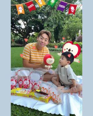 Kaki Sham Instagram - 帶臻臻去野餐威威🧺，當然要準備好食物，如果有一個又靚又好用嘅密實袋裝食物，小朋友見到都開心啲啦😆！
 
😍😍呢款全新佳能 X AVOFRIENDS™️孖裝密實袋勁得意，啱晒😎！袋上面印有超可愛嘅AVOFRIENDS™️公仔圖案，可愛度爆燈🎉，連臻臻都不停話好得意🥰 
 
而且一盒已經有齊2種尺寸，裝細細餅乾仔又得🍪裝大份啲麵包三文治都得🥪夠晒方便！
 
密實袋仲有黃加藍變綠封口，夠晒密實，帶出街都可以keep住食物新鮮💦！
 
呢款袋型仲加闊咗底部，容量大增🆙🆙，可以站立存放，啱晒裝啲細細粒食物！
 
呢款密實袋除咗有得用仲有得玩！Scan埋袋身嘅QR code，就可以玩到得意IG Filter ，召喚一眾密實小夥伴出嚟打卡，睇下臻臻影得幾開心📸！
 
由即日起至10月22日，喺HKTVMALL選購佳能 X AVOFRIENDS™️孖裝密實袋系列，即可享 最少85 折優惠添！唔講咁多，我地開餐先喇！
👉🏼 https://bit.ly/GLADAVOpouchbag

@glad_hk 
#GladHK #佳能 #avofriends #avofriendsasia #佳能站立密實袋 #混合孖裝 #黃加藍變綠 #夠密實鮮好JOY #密實小伙伴 #外出必備 #新產品