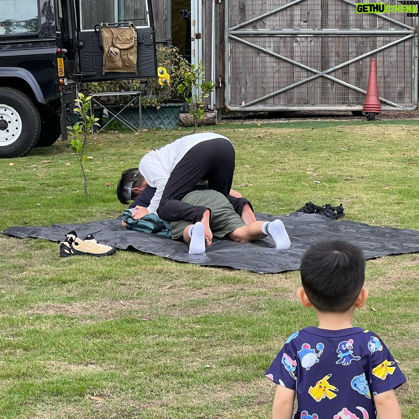 Kaki Sham - 8.9K Likes - 第一次帶臻臻露營,呢個百厭仔玩得好開心,希望下次同佢試三日兩夜🏕️
.
圖1 幻想露營嘅感覺
圖2 真實露營嘅情況