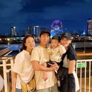 Kaki Sham Instagram - 第一次帶媽媽去郵輪玩，慶祝媽媽生日❤️☺️開心嘅體驗

望住個海真係好舒服，臻臻玩到唔捨得走，又玩Lego又玩水

Thank you 
@lego 
@5ivesgroup 
@resortsworldcruises 
#樂高郵暑假