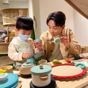 Kaki Sham Instagram - 小朋友成日扭計去玩，做老豆嘅，為咗幫小朋友放電，真係諗到頭都痕。今日我就帶臻臻去新地方，去到銅鑼灣利園區嘅親子天地Playdot 。 

Playdot 環境休閑舒適，係港島區罕有嘅大型優質室內遊樂空間。場內設有多個玩樂專區，當中包括閱讀區、攀爬架、滑梯🛝、益智遊戲玩樂區🎣及親子互動區等，最啱畀小朋友玩住學，學住玩。呢到鄰近銅鑼灣購物地帶，臻臻玩得開心之餘，我哋都可以去附近利園區行吓街，一齊食吓嘢🤩 

依家 Playdot 仲有「萬聖節小嘩鬼派對」 活動，成個Halloween 打卡區🎃俾你任影。我就同臻臻參加咗「萬聖節沐浴泡泡球工作坊」同「糖霜曲奇親子工作坊」，睇吓臻臻幾開心，玩到唔想走📸！依家下載Lee Gardens手機應用程式，登記成為會員並於利園區消費賺取Lee Gardens積分，即可換領Playdot體驗門票及一連串萬聖節親子活動。今個周末Z，大人細路更可於利園二期用電子小豬印章，換領萬聖節糖果袋，大玩 「 Trick or Treat 收集糖果活動」 ！呢個萬聖節又有多個假日放電好去處啦💪🏻✨ ！ 

「萬聖節小嘩鬼派對」 
日期：10 月 28、29 及 31 日 
地點：利園二期及Playdot 
一連串萬聖節親子活動 

🎃 沐浴泡泡球親子工作坊 

🎃 糖霜曲奇親子工作坊 

🎃 萬聖節搞怪造型拍照活動 

🎃 Trick or Treat 收集糖果活動

@LeeGardensHK #LeeGardensHK #AroundLeeGardens #hyLeeGardens #discovercwb #cwb #Halloween2023 #LeeGardensHalloween #Playdot