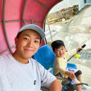 Kaki Sham Instagram - 兩父子一齊踩單車，不過主要得我一個踩🤣❤️