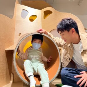 Kaki Sham Instagram - 小朋友成日扭計去玩，做老豆嘅，為咗幫小朋友放電，真係諗到頭都痕。今日我就帶臻臻去新地方，去到銅鑼灣利園區嘅親子天地Playdot 。 

Playdot 環境休閑舒適，係港島區罕有嘅大型優質室內遊樂空間。場內設有多個玩樂專區，當中包括閱讀區、攀爬架、滑梯🛝、益智遊戲玩樂區🎣及親子互動區等，最啱畀小朋友玩住學，學住玩。呢到鄰近銅鑼灣購物地帶，臻臻玩得開心之餘，我哋都可以去附近利園區行吓街，一齊食吓嘢🤩 

依家 Playdot 仲有「萬聖節小嘩鬼派對」 活動，成個Halloween 打卡區🎃俾你任影。我就同臻臻參加咗「萬聖節沐浴泡泡球工作坊」同「糖霜曲奇親子工作坊」，睇吓臻臻幾開心，玩到唔想走📸！依家下載Lee Gardens手機應用程式，登記成為會員並於利園區消費賺取Lee Gardens積分，即可換領Playdot體驗門票及一連串萬聖節親子活動。今個周末Z，大人細路更可於利園二期用電子小豬印章，換領萬聖節糖果袋，大玩 「 Trick or Treat 收集糖果活動」 ！呢個萬聖節又有多個假日放電好去處啦💪🏻✨ ！ 

「萬聖節小嘩鬼派對」 
日期：10 月 28、29 及 31 日 
地點：利園二期及Playdot 
一連串萬聖節親子活動 

🎃 沐浴泡泡球親子工作坊 

🎃 糖霜曲奇親子工作坊 

🎃 萬聖節搞怪造型拍照活動 

🎃 Trick or Treat 收集糖果活動

@LeeGardensHK #LeeGardensHK #AroundLeeGardens #hyLeeGardens #discovercwb #cwb #Halloween2023 #LeeGardensHalloween #Playdot