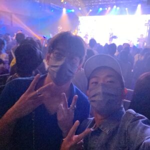 Kaki Sham Instagram - 阿正真係好叻女，連歌手都做埋，虎牙好野😎第一次現場聽Yeahs好聽👍🏼睇完Show令我好懷念以前PlayTime嘅日子

最後送比大家Jeffrey要求嘅睇show自拍照❤️