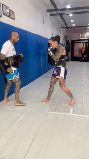 Kalindra Faria Instagram - “Sucesso é a soma de pequenos esforços, repetidos o tempo todo.” 

#nopainnogain 👊🏻