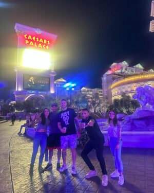 Kalindra Faria Instagram - O que acontece aqui , acontece só aqui !!! 

#contenderseries #ufc #mma #perfect #night #lasvegas 😎🏆👊🏻