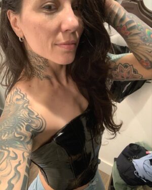 Kalindra Faria Instagram - Uma bruzinha nova resolve tudo 🤣 

Sou apaixonada pelas roupas @lojayoucom 

#passeio #loja #compra #mulher #feliz