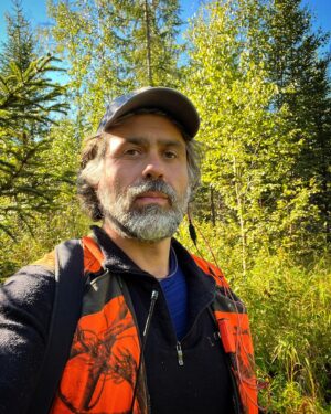Kalle Zackari Wahlström Instagram - Hej det är jag. Är och jagar men känner att jag vill säga en grej. Ber om ursäkt att jag spänner blicken i dig, men det här är viktigt. 

På söndag är det val. Och det är det första viktiga. Du måste rösta. Kolla upp hur du gör, var du gör och bestäm med nån att ni ska gå tillsammans. Ok?

Det andra viktiga är hur du röstar. Och det låter jag vara upp till dig. Men kom ihåg att din röst spelar roll. Din röst är med och bestämmer vilket land du får leva i. Vilket land dina barn ska leva i. Så tänk efter noga. Det känns som att vi står inför ett vägskäl. 

Antingen röstar du för solidaritet och jämlikhet. För ett land där vi hjälper varandra och andra. Där skola och vård är till för oss medborgare och inte för att dom rika ska bli ännu rikare. Där vi kämpar för feminism och arbetsrätt, mot klasskillnader. Ett land där vi tar klimatförändringarna på allvar och låter evidens bestämma över brott och straff. 

Eller så röstar du på dom andra. Dudesen. Dom som sätter sin tilltro till marknaden och tycker att riskkapitalbolag ska driva sjukhus och flyktingförläggningar och förskolor. Som vill bilda regering med stöd av gänget som grundades av skinnskallar. Med dom som klottrade BSS på busshållplatsen och spöade mig i nian för att jag hade ”bögiga kläder”. Som bjöd in SS-soldater som talare på partimöten och som har avlönade människor vars arbetsuppgift är att sprida hat och öka polariseringen. Som fått för sig att det är dom allra svagaste i samhället som är problemet (protip: det är dom rikaste som är problemet). 

Det gänget kan du också rösta på. Om du vill. 

Så inför söndag: gör en plan att rösta. Och bestäm dig för hur du vill att vi ska ha det i Sverige. Längtar du efter folkhem eller trumpifiering? Alla tillsammans eller var och en för sig? 

Valet är ditt. Men landet efter det valet är vårt. Och våra barns. 

Hej då! 

Ps. Om du känner att du behöver avfölja mig pga ovan så går det jättebra. Du behöver inte ens anmäla dig i receptionen på vägen ut. Puss.