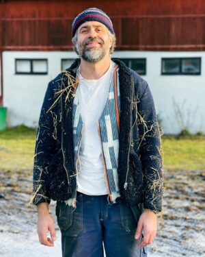 Kalle Zackari Wahlström Instagram - Det blir glesbygdskavajer till jul! Hörs hos @kaerret. Halm modellens egna.

🌙🌈