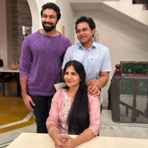 Kalyaan Dhev Instagram - Happy Anniversary & many more returns mom and dad! Love you both 😘🤗

#Familia