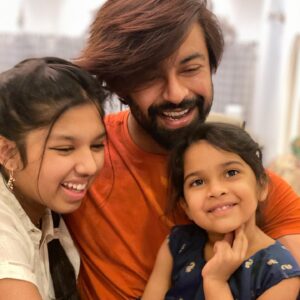 Kalyaan Dhev Instagram - My Christmas Present 🎁 turns 3! Happy Birthday my lil baby @navishka_k 🎂 🎄🥰 
Love you ♾ 

#HBDNavishka #NavishkaTurns3 #DaughtersAreTheBest