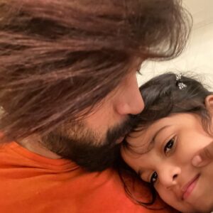 Kalyaan Dhev Instagram - My Christmas Present 🎁 turns 3! Happy Birthday my lil baby @navishka_k 🎂 🎄🥰 
Love you ♾ 

#HBDNavishka #NavishkaTurns3 #DaughtersAreTheBest