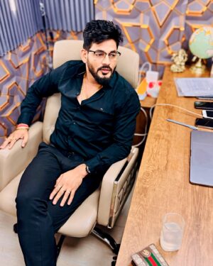 Kamal Digiya Instagram - Do you know what’s always trendy? Being a gentleman 💯 
.
.
@kamaldigiya__official 
@kamaldigiya__official 
@kamaldigiya__official 
.
.

#digiya #kamaldigiya #office #photo #photography #photographer #instagood #instagram #insta #instadaily #digiyamusic #digiyamusicstudio #trending #trendingreels #viralreels #photooftheday #2024 #jaimatadi #vaishnomata #jaishreekrishna #jaiganpatibappamorya #delhi #faridabad #noida #delhincr