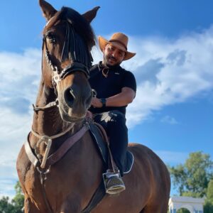 Kamel Djibaoui Instagram - Kamel allias Walker Texas Ranger 🤠
Les amis aimdez moi à choisir la meilleure photo!!😉🙏

#cowboy #cheval #picoftheday #voyages #var #acteur #comedie #tournage #asuivre