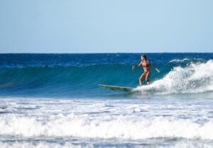 Kamila Rundusová Instagram - Back to waking up at 5am.
Calm waters, no winds, tiny waves.
Longboardin’. Cruisin’. Day dreamin’.

Avellanas beach.
@anna_stembik