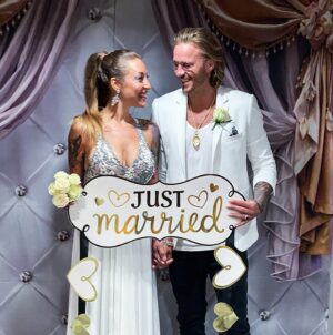 Kamila Rundusová Instagram - “Jé, bubu, my jsme měli výročí svatby!” Řekl mi během včerejšího servisu Robí. Nepamatuju si nikoho narozeniny, státní svátky, ani naše výročí. Slavim to všechno každej den a děkuju, DĚKUJU, děkuju za každej okamžik po boku toho nejlepšího člověka na světě.

Před čtyřmi roky jsme si řekli v Las Vegas svoje ano. Oddal nás Elvis, za svědky nám byli @vylana a @aubreymarcus , které moc milujeme, a my šli zase za svědky jim. Jen my čtyři ve městě hříchů, ruleta, neony a štěstí. Já nechtěla svatbu nikdy, Robí si ji přál. A vždycky mluvil o tom, že by se chtěl vzít ve Vegas s Elvisem. A tak se stalo. Bylo to nezapomenutelný. Tam se tehdy začal psát náš vesMÍR. Naše životní společná kniha, která nás naučila žít docela jiným způsobem. 

Celé naše příběhy, od narození, po naše seznámení a společný život najdete v knize “Jak si uvařit svůj vlastní vesMÍR”, kterou najdete jen u nás na webu:
www.chefkamu.cz

Je plná našich životních fuck-upů, pádů, vzestupů, vlastních i společných eskapád a s nimi i stovky nástrojů a technik od našich mentorů a učitelů, které nám dodnes pomáhají být úspěšným a milujícím párem. Nepřestáváme růst a vesMÍR s náma.

Děkujeme za podporu!
ONE LOVE❤️