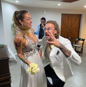 Kamila Rundusová Instagram - “Jé, bubu, my jsme měli výročí svatby!” Řekl mi během včerejšího servisu Robí. Nepamatuju si nikoho narozeniny, státní svátky, ani naše výročí. Slavim to všechno každej den a děkuju, DĚKUJU, děkuju za každej okamžik po boku toho nejlepšího člověka na světě.

Před čtyřmi roky jsme si řekli v Las Vegas svoje ano. Oddal nás Elvis, za svědky nám byli @vylana a @aubreymarcus , které moc milujeme, a my šli zase za svědky jim. Jen my čtyři ve městě hříchů, ruleta, neony a štěstí. Já nechtěla svatbu nikdy, Robí si ji přál. A vždycky mluvil o tom, že by se chtěl vzít ve Vegas s Elvisem. A tak se stalo. Bylo to nezapomenutelný. Tam se tehdy začal psát náš vesMÍR. Naše životní společná kniha, která nás naučila žít docela jiným způsobem. 

Celé naše příběhy, od narození, po naše seznámení a společný život najdete v knize “Jak si uvařit svůj vlastní vesMÍR”, kterou najdete jen u nás na webu:
www.chefkamu.cz

Je plná našich životních fuck-upů, pádů, vzestupů, vlastních i společných eskapád a s nimi i stovky nástrojů a technik od našich mentorů a učitelů, které nám dodnes pomáhají být úspěšným a milujícím párem. Nepřestáváme růst a vesMÍR s náma.

Děkujeme za podporu!
ONE LOVE❤️