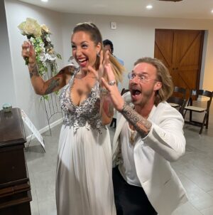 Kamila Rundusová Instagram - “Jé, bubu, my jsme měli výročí svatby!” Řekl mi během včerejšího servisu Robí. Nepamatuju si nikoho narozeniny, státní svátky, ani naše výročí. Slavim to všechno každej den a děkuju, DĚKUJU, děkuju za každej okamžik po boku toho nejlepšího člověka na světě.

Před čtyřmi roky jsme si řekli v Las Vegas svoje ano. Oddal nás Elvis, za svědky nám byli @vylana a @aubreymarcus , které moc milujeme, a my šli zase za svědky jim. Jen my čtyři ve městě hříchů, ruleta, neony a štěstí. Já nechtěla svatbu nikdy, Robí si ji přál. A vždycky mluvil o tom, že by se chtěl vzít ve Vegas s Elvisem. A tak se stalo. Bylo to nezapomenutelný. Tam se tehdy začal psát náš vesMÍR. Naše životní společná kniha, která nás naučila žít docela jiným způsobem. 

Celé naše příběhy, od narození, po naše seznámení a společný život najdete v knize “Jak si uvařit svůj vlastní vesMÍR”, kterou najdete jen u nás na webu:
www.chefkamu.cz

Je plná našich životních fuck-upů, pádů, vzestupů, vlastních i společných eskapád a s nimi i stovky nástrojů a technik od našich mentorů a učitelů, které nám dodnes pomáhají být úspěšným a milujícím párem. Nepřestáváme růst a vesMÍR s náma.

Děkujeme za podporu!
ONE LOVE❤️