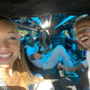 Kamila Rundusová Instagram - “Jé, bubu, my jsme měli výročí svatby!” Řekl mi během včerejšího servisu Robí. Nepamatuju si nikoho narozeniny, státní svátky, ani naše výročí. Slavim to všechno každej den a děkuju, DĚKUJU, děkuju za každej okamžik po boku toho nejlepšího člověka na světě.

Před čtyřmi roky jsme si řekli v Las Vegas svoje ano. Oddal nás Elvis, za svědky nám byli @vylana a @aubreymarcus , které moc milujeme, a my šli zase za svědky jim. Jen my čtyři ve městě hříchů, ruleta, neony a štěstí. Já nechtěla svatbu nikdy, Robí si ji přál. A vždycky mluvil o tom, že by se chtěl vzít ve Vegas s Elvisem. A tak se stalo. Bylo to nezapomenutelný. Tam se tehdy začal psát náš vesMÍR. Naše životní společná kniha, která nás naučila žít docela jiným způsobem. 

Celé naše příběhy, od narození, po naše seznámení a společný život najdete v knize “Jak si uvařit svůj vlastní vesMÍR”, kterou najdete jen u nás na webu:
www.chefkamu.cz

Je plná našich životních fuck-upů, pádů, vzestupů, vlastních i společných eskapád a s nimi i stovky nástrojů a technik od našich mentorů a učitelů, které nám dodnes pomáhají být úspěšným a milujícím párem. Nepřestáváme růst a vesMÍR s náma.

Děkujeme za podporu!
ONE LOVE❤️