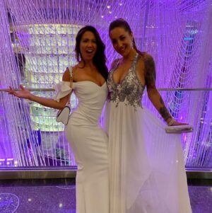 Kamila Rundusová Instagram - “Jé, bubu, my jsme měli výročí svatby!” Řekl mi během včerejšího servisu Robí. Nepamatuju si nikoho narozeniny, státní svátky, ani naše výročí. Slavim to všechno každej den a děkuju, DĚKUJU, děkuju za každej okamžik po boku toho nejlepšího člověka na světě.

Před čtyřmi roky jsme si řekli v Las Vegas svoje ano. Oddal nás Elvis, za svědky nám byli @vylana a @aubreymarcus , které moc milujeme, a my šli zase za svědky jim. Jen my čtyři ve městě hříchů, ruleta, neony a štěstí. Já nechtěla svatbu nikdy, Robí si ji přál. A vždycky mluvil o tom, že by se chtěl vzít ve Vegas s Elvisem. A tak se stalo. Bylo to nezapomenutelný. Tam se tehdy začal psát náš vesMÍR. Naše životní společná kniha, která nás naučila žít docela jiným způsobem. 

Celé naše příběhy, od narození, po naše seznámení a společný život najdete v knize “Jak si uvařit svůj vlastní vesMÍR”, kterou najdete jen u nás na webu:
www.chefkamu.cz

Je plná našich životních fuck-upů, pádů, vzestupů, vlastních i společných eskapád a s nimi i stovky nástrojů a technik od našich mentorů a učitelů, které nám dodnes pomáhají být úspěšným a milujícím párem. Nepřestáváme růst a vesMÍR s náma.

Děkujeme za podporu!
ONE LOVE❤️