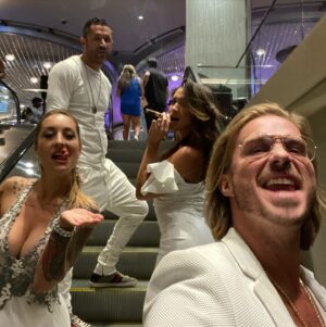 Kamila Rundusová Instagram - “Jé, bubu, my jsme měli výročí svatby!” Řekl mi během včerejšího servisu Robí. Nepamatuju si nikoho narozeniny, státní svátky, ani naše výročí. Slavim to všechno každej den a děkuju, DĚKUJU, děkuju za každej okamžik po boku toho nejlepšího člověka na světě.

Před čtyřmi roky jsme si řekli v Las Vegas svoje ano. Oddal nás Elvis, za svědky nám byli @vylana a @aubreymarcus , které moc milujeme, a my šli zase za svědky jim. Jen my čtyři ve městě hříchů, ruleta, neony a štěstí. Já nechtěla svatbu nikdy, Robí si ji přál. A vždycky mluvil o tom, že by se chtěl vzít ve Vegas s Elvisem. A tak se stalo. Bylo to nezapomenutelný. Tam se tehdy začal psát náš vesMÍR. Naše životní společná kniha, která nás naučila žít docela jiným způsobem. 

Celé naše příběhy, od narození, po naše seznámení a společný život najdete v knize “Jak si uvařit svůj vlastní vesMÍR”, kterou najdete jen u nás na webu:
www.chefkamu.cz

Je plná našich životních fuck-upů, pádů, vzestupů, vlastních i společných eskapád a s nimi i stovky nástrojů a technik od našich mentorů a učitelů, které nám dodnes pomáhají být úspěšným a milujícím párem. Nepřestáváme růst a vesMÍR s náma.

Děkujeme za podporu!
ONE LOVE❤️