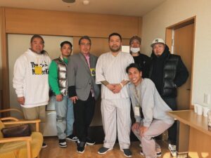 Kan a.k.a. GAMI Instagram - 再度手術という方針になりますが、気持ち的にもスッキリした気持ちで退院できました。退院前日にはkeiさん、昔からの仲間に、9sariカフェ立ち上げメンバー、練馬の愉快の仲間たちが来てくれたお陰で笑顔とパワーを頂きました！皆様本当にありがとうございました‼︎
大人な私達はTeam TOMODACHIならぬ 
SOSHIKI（組織）TOMODACHI‼️