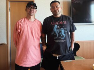 Kan a.k.a. GAMI Instagram - 連日のお見舞いで回復力も限界突破
ケンちゃんが免許を取得したと聞いてました。そんな彼は勿論、車で来たので駐車場でドライブしたよ！
シカリオのトモ君、リブロ氏からと沢山の元気を頂きました！