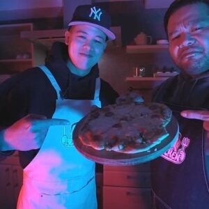 Kan a.k.a. GAMI Instagram - 【漢 Kitchen #6】
漢 a.k.a. GAMI がMCの料理番組「漢 Kitchen」
第6回のゲストにMIYACHIが出演！

今回はニューヨークピザにチャレンジします！

ご視聴はこちら💁‍♂️
youtu.be/8JfBoCt7jPc #漢キッチン