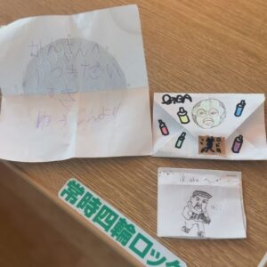 Kan a.k.a. GAMI Instagram - おはようございます。
朝からハッピーモードからのこれ又初となる絶大な違和感と共に1日が始まりました！
昨日は嫁が下の2人を連れて来てくれて部屋では過ごせないが幸せな時間を味わえた。その後はSAWの可愛い息子であるオーガとユーシンと又キャンプに行く約束をし、可愛い2人からも健気な愛にもパワーをもらった。SAWのツレと言えばシゲだが昨日も良い感じでシゲらんでたな笑
そんな時間を過ごして部屋に戻ると置き手紙？イニシャルから誰か推測できないのだが身を覚えあるような字体、、、どなただったのだろう？申し訳ありませんが、もし良ければご連絡お待ちしてます。