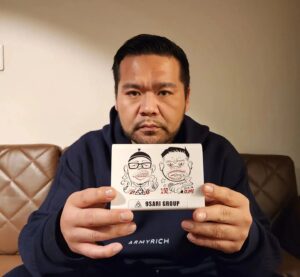 Kan a.k.a. GAMI Instagram - 来月28日で鎖オフィスが出来て9年と言うことで記念簡易スピーカー作ったぜ。気軽な感じで使えるし、プレゼントにも良いと思う。苦虫のイラストも可愛いだろ？(笑)通販でも買えるけど、暖かくなってきたしクサリカフェに来てゲットしてくれ。

#スピーカー #9sarigear