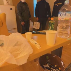 Kan a.k.a. GAMI Instagram - 術後直後は恥ずかしい事に初めて味わうダイレクトな違和感にナースコールを連発してしまったが、コメントをくれた皆、そして何より最善を尽くしてれた担当医の先生、看護師、親父、関係者の皆様のお陰で、午後には日頃と変わらないメンタルで過ごせるまでに回復してました。本当にありがとうございました。
　初めての全身麻酔のせいか、嫁には親父の帰宅後に
やっかんでしまい直ぐに反省→訂正→仲直りすると言うリハビリに付き合わせてしまい☺️夕方には病人に対するマナースレスレな図太い神経の愉快な仲間達が置いてってくれた『笑いの絶えないクソくだらない時間』が何よりの特効薬となったのは言うまでもない🤣