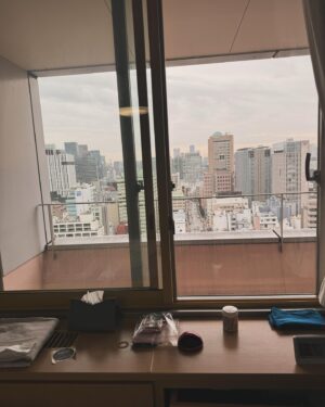 Kan a.k.a. GAMI Instagram - 今日からこの景色とのお付き合いが始まる。明日は朝から初の手術を控えてる。初めは症状的にも尿路結石的なもんだろ？程度だったのに膀胱癌の疑い⁉️だと、、、
緊張してないと言えば嘘になるが比較的落ち着いている。この一年ヤル気が出なかったり時にあぶら汗が出る程の急な痛みの原因が分かっただけでも気持ちの上では安心だ。親父からは四十を越えたら体調管理だけは気をつけろと言われ、それなりに気を遣ってたつもりだったが、、、
同じマイク稼業を生業としてる同世代の同志達よ
日頃からlyric書きながら🚬咥えて、liveに行っては朝まで飲んだりの我々ですが、残念ながら何時迄も若くは居られない。徹底した体調管理と健康診断を習慣付よう‼︎
時間を持て余すこの生活、久々に漢スタグラムライブを連発する予定である🫣