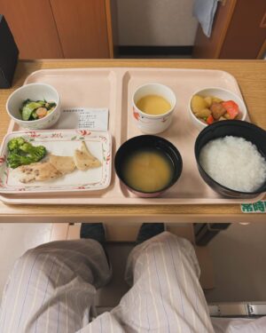 Kan a.k.a. GAMI Instagram - 本日から2ヶ月間の活動休止となります。
先ずこの期間にLiveオファーを頂いてたオーガナイザーの方々、番組、制作会社、キャセルとなった関係者の方々、大変申し訳ありません。が復帰した際には倍返しさせて頂きます‼︎

前回の手術の結果、扁平上皮癌〔膀胱癌〕と言う事がわかりました。症例の少ない稀な癌で進行が早い様です。1日でも早く健康な身体を取り戻し、元気な姿で復活する為に
膀胱全摘 回腸道管造設術を選択しました。昨日から入院をし明日の手術に備えてます。術後はICUに入り1日経過を見て問題なければ普通病棟に戻れるとの事でした。食事が再開できる様になる頃には、お見舞いの許可もおりて仲間達と再会できるだろう。身体を動かせない分、頭を動かし、ここで出来る事は何か？これからすべき事は何か？を考えると同時に、我が身を考えこの先の人生を送るのにどこを改め？何を考えるべきか？確かめる時間としよう。

昨晩食べた術前最後のご飯だよ🍚〔お粥ですが〕