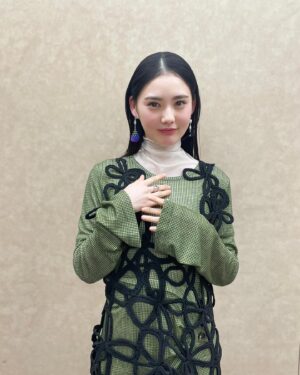 Kana Kita Instagram - 今日は「橋ものがたり"約束"」の放送日なのでばばっと投稿していきますね。

こちらは完成披露試写会のお衣装。
鮮やかな緑色が可愛くて好きです。

なかなか面白いデザインで、私はこのお衣装を見た時にすぐにこれにするー！と…！☺︎
細かいアクセサリーたちもアクセントになっていて、とても可愛いです。

たまにはこういうカジュアル系もいいなぁと改めて実感しました☺︎

ありがとうございました✴︎