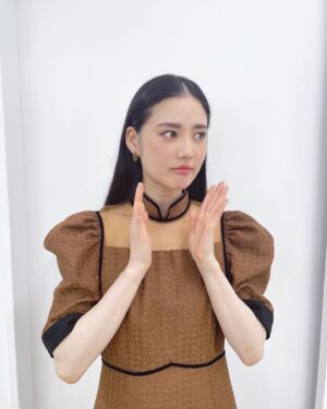 Kana Kita Instagram - 取材にて、着用させて頂いた洋服たちご紹介。

✴︎スタイリング1
デザインが本当に可愛くてカラーも秋らしくてとても大好きなワンピースドレスです

✴︎スタイリング2
胸元から腕にかけてのキラキラがとても可愛くて絶対に着たい！と…！ベロア生地も上品で好きです。

✴︎スタイリング3
一目惚れしてしまったワンピース！デザインがとても好き。そしてマーメイドワンピースの形がとっても綺麗でお気に入りです。

とにかくこの日はお衣装が可愛くてみんなでキャーキャーしてました。ご満悦顔見て下さい。
正直はしゃぎまくりよ。

今回投稿しているお衣装全て↓のブランドさんです。

@leja__official 
ブランド名：Leja

素敵なお衣装をありがとうございました❤︎

#leja