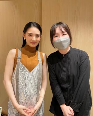 Kana Kita Instagram - 16日は銀座蔦屋書店さんにて春画ールさんと春画先生プロデューサーの小室さんとイベントがありました。

お二人の春画愛に触れながらのあっという間の1時間半。

春画ールさんの著書「春画の穴」をお会いする前に読ませていただいたのですが…いや、面白すぎる。
言葉の端々が独特で、ご本人と会話をしているような感覚に陥る。そしてとんでもなく興味をそそられる内容がたっぷり。
この本の沼感が凄まじい…！
なのでお会いできて直接色々な話を聞けてかなり楽しかったです。
私も尚更、春画への想いが強くなりました。

そして来てくださった皆様本当にありがとう！
皆さんのお顔が近くで見られて幸せでした☺︎

私のお衣装可愛かったでしょ？
愛すべきスタイリストさんが選んでくれました。
ギンギラギンにさりげなく。
中のトップスも色の合わせが最高でしょ。
アクセもかなりお気に入り☺︎❤︎
素敵なメイクも施していただき、とても充実した時間。

ありがとうがたくさんの1日でした！！