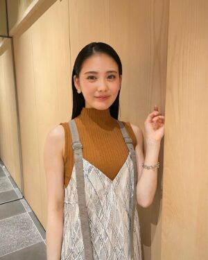 Kana Kita Instagram - 16日は銀座蔦屋書店さんにて春画ールさんと春画先生プロデューサーの小室さんとイベントがありました。

お二人の春画愛に触れながらのあっという間の1時間半。

春画ールさんの著書「春画の穴」をお会いする前に読ませていただいたのですが…いや、面白すぎる。
言葉の端々が独特で、ご本人と会話をしているような感覚に陥る。そしてとんでもなく興味をそそられる内容がたっぷり。
この本の沼感が凄まじい…！
なのでお会いできて直接色々な話を聞けてかなり楽しかったです。
私も尚更、春画への想いが強くなりました。

そして来てくださった皆様本当にありがとう！
皆さんのお顔が近くで見られて幸せでした☺︎

私のお衣装可愛かったでしょ？
愛すべきスタイリストさんが選んでくれました。
ギンギラギンにさりげなく。
中のトップスも色の合わせが最高でしょ。
アクセもかなりお気に入り☺︎❤︎
素敵なメイクも施していただき、とても充実した時間。

ありがとうがたくさんの1日でした！！