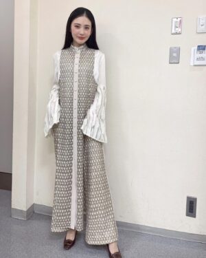 Kana Kita Instagram - 先日放送された「男おばさん！」
ペンギンハイウェイ以来の出演。

春画先生の魅力について話させていただきましたが、男のロマン、ファンタジーのような要素も持ち合わせている、改めて魅力的な映画だと私も感じることができました。

そしてお衣装も素敵です。
この若干の中華っぽいデザイン?
とっても魅力的で、即ギメでした💐
アクセや靴もかなり可愛いアクセント。

お洋服　@aoiwanaka.official
シューズ　@daianashoespress
アクセ　@joueteofficial