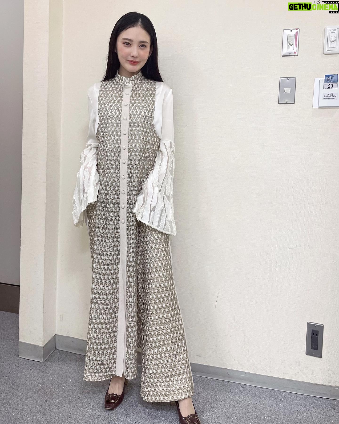 Kana Kita - 3.2K Likes - 先日放送された「男おばさん!」
ペンギンハイウェイ以来の出演。
春画先生の魅力について話させていただきましたが、男のロマン、ファンタジーのような要素も持ち合わせている、改めて魅力的な映画だと私も感じることができました。
そしてお衣装も素敵です。
この若干の中華っぽいデザイン?
とっても魅力的で、即ギメでした💐
アクセや靴もかなり可愛いアクセント。
お洋服 @aoiwanaka.official
シューズ @daianashoespress
アクセ @joueteofficial