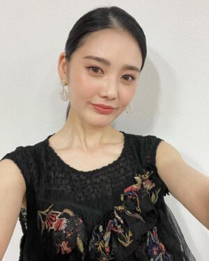 Kana Kita Instagram - 本日は映画「春画先生」の初日舞台挨拶でした。
観に来てくださった皆様、本当にありがとうございます。

とんでもなく可愛いお衣装とメイク施していただき❤︎
このスカートとワンピースの組み合わせは個人的に超最強。
細かなアクセも大好物だった！　
タグつけてるから見てね。

本題ですが

この映画。
私と弓子のとても色濃い人生の一部であり、私たちの魂の叫びのような要素もあり…
衝撃的な破壊音と共に、わたし一瞬で恋に落ちてしまった大切な大切な作品。

今日を迎えられて私は今とても幸せです。

それを観てくれる人たちがいて、様々な受け取り方をしてくださるのが楽しみで仕方ありません。
何故ならこの映画、観てくださる人達に超高速ボール力いっぱいぶん投げるもんだから、皆様がどう受けとってくださるか、そこに全てが委ねられてるような気もするんですね。

そんな超特急純愛変態映画、春画先生。
是非大きなスクリーンで見て欲しいな☺︎

よろしくお願いします。
ありがとう。

ワンピース
#hurrytoito

スカート
#meemselect
 
ブーツ
#charlsandkeith 

イヤリング
#aiaccessory

リング
#monamie
