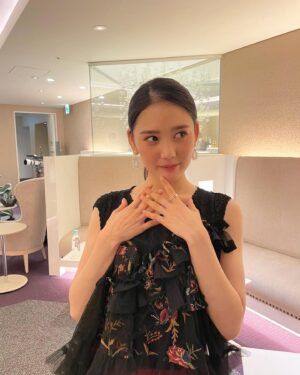 Kana Kita Instagram - 本日は映画「春画先生」の初日舞台挨拶でした。
観に来てくださった皆様、本当にありがとうございます。

とんでもなく可愛いお衣装とメイク施していただき❤︎
このスカートとワンピースの組み合わせは個人的に超最強。
細かなアクセも大好物だった！　
タグつけてるから見てね。

本題ですが

この映画。
私と弓子のとても色濃い人生の一部であり、私たちの魂の叫びのような要素もあり…
衝撃的な破壊音と共に、わたし一瞬で恋に落ちてしまった大切な大切な作品。

今日を迎えられて私は今とても幸せです。

それを観てくれる人たちがいて、様々な受け取り方をしてくださるのが楽しみで仕方ありません。
何故ならこの映画、観てくださる人達に超高速ボール力いっぱいぶん投げるもんだから、皆様がどう受けとってくださるか、そこに全てが委ねられてるような気もするんですね。

そんな超特急純愛変態映画、春画先生。
是非大きなスクリーンで見て欲しいな☺︎

よろしくお願いします。
ありがとう。

ワンピース
#hurrytoito

スカート
#meemselect
 
ブーツ
#charlsandkeith 

イヤリング
#aiaccessory

リング
#monamie