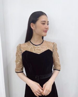 Kana Kita Instagram - 取材にて、着用させて頂いた洋服たちご紹介。

✴︎スタイリング1
デザインが本当に可愛くてカラーも秋らしくてとても大好きなワンピースドレスです

✴︎スタイリング2
胸元から腕にかけてのキラキラがとても可愛くて絶対に着たい！と…！ベロア生地も上品で好きです。

✴︎スタイリング3
一目惚れしてしまったワンピース！デザインがとても好き。そしてマーメイドワンピースの形がとっても綺麗でお気に入りです。

とにかくこの日はお衣装が可愛くてみんなでキャーキャーしてました。ご満悦顔見て下さい。
正直はしゃぎまくりよ。

今回投稿しているお衣装全て↓のブランドさんです。

@leja__official 
ブランド名：Leja

素敵なお衣装をありがとうございました❤︎

#leja